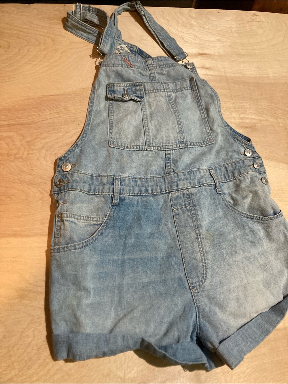 We the free light wash overall shorts!!